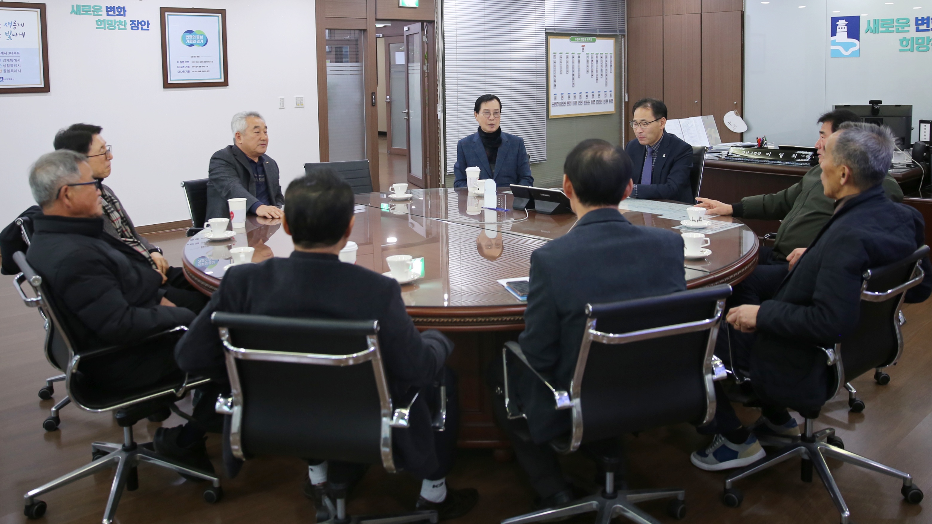 전직주민자치위원장협의회 이웃돕기 쌀 기부 전달식6번 사진